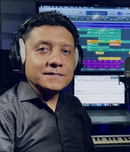 Julian Guacaneme en el estudio de producción musical